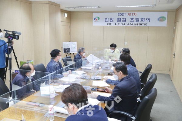 천안시가 신속한 인허가 민원 처리를 위해 도입한 민원점검 조정회의를 진행하고 있는 가운데 지난 7일에는 1회 조정회의를 진행했다.(사진=천안시 제공)
