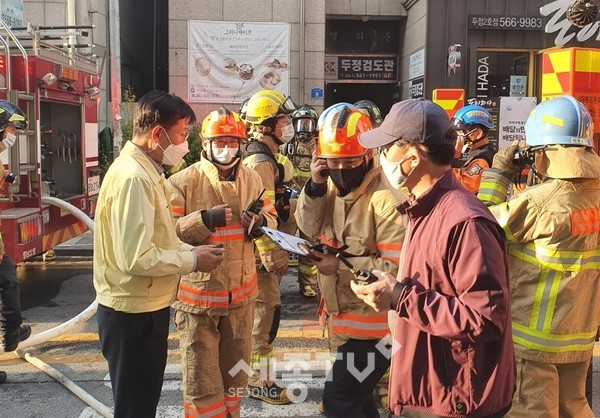전만권 부시장이 9일 두정동 일원에서 발생한 화재현장을 방문했다.(사진=천안시)
