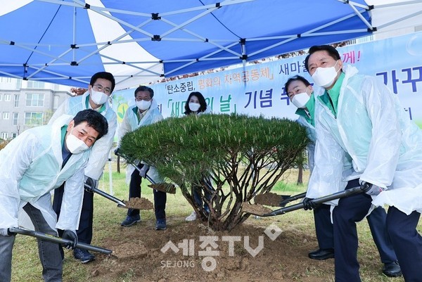 시계방향으로 양용모 대전새마을회장, 허태정 대전시장, 정용래 유성구청장, 이금선 유성구의회의장, 설동호 대전교육감, 권중순 대전시의회의장.(사진=대전시)