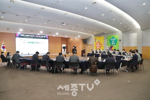 천안시가 14일 시청 대회의실에서 충남연구원과 천안형 뉴딜정책의 핵심전략 수립을 위한 천안 포럼을 진행하고 있다.(사진=천안시)