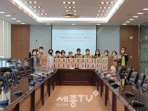 당진2동 지역사회보장협의체 저소득 가정에 행복상자 전달식을 개최했다.(사진=당진시)