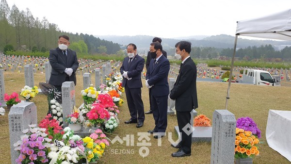 대전광역시의회 의장단, 세월호 참사 7주기 맞아 대전국립현충원 참배(왼쪽부터 민태권부의장, 윤종명 운영위원장, 조성칠 부의장)