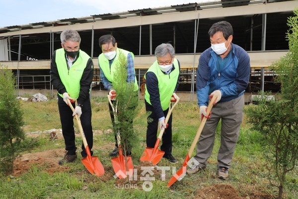 김명식 농협예산군지부장(왼쪽), 윤경구 예산축협 조합장(왼쪽 두 번째), 길정섭 농협충남세종지역본부장(왼쪽 세 번째)이 예산군 오가면 축산농가 박정만씨댁을 찾아 방취림을 식수하고 있다.(사진=농협충남세종지역본부)