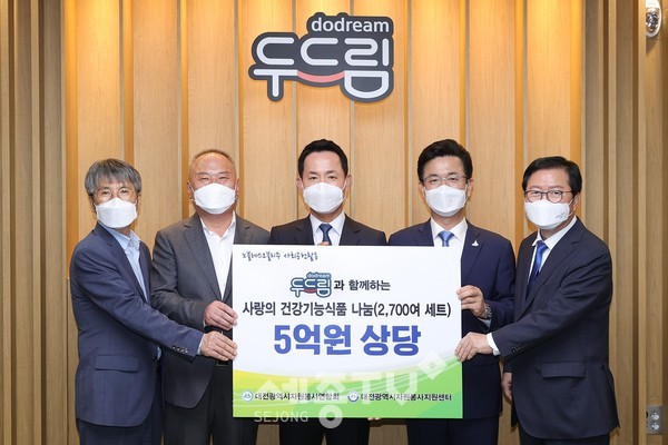 왼쪽부터 구자행 대전시자원봉사센터장,김영태 대전시자원봉사연합회장, 이철희(주)두드림 대표, 허태정 대전시장,장종태 서구청장.(사진=대전시)