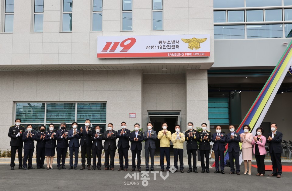 삼성119안전센터 개청식(왼쪽 여섯번째 우승호의원  일곱번째 구본환의원  여덟번째 문성원의원  아홉번째 민태권의원  열번째 홍종원 의원  열한번재 남진근의원  열두번째 권중순의장 오른쪽 다섯번째 윤종명의원)사진=대전시의회 제공