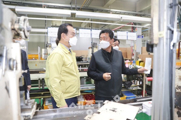 박상돈 천안시장이 지난 27일 관내 기업체 집단감염과 관련해 발생지역을 방문해 기업체의 시설을 점검하고 있다.(사진=천안시)
