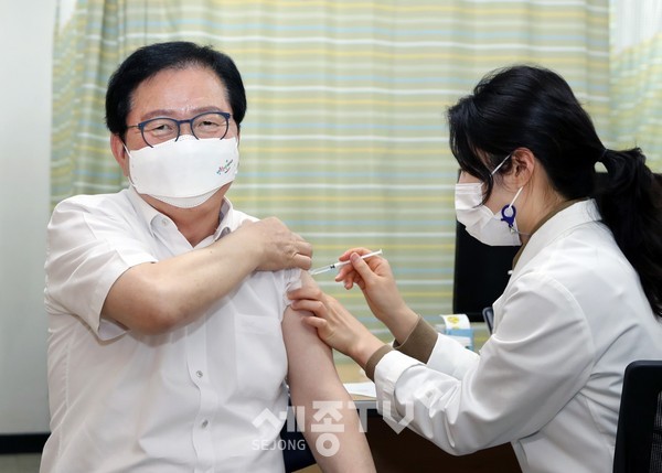 AZ 백신 접종하는 장종태 대전 서구청장.(사진=서구청)