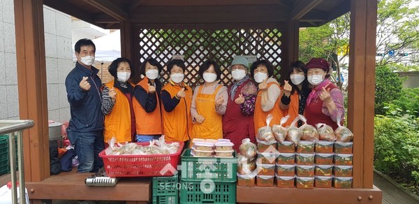 대전 서구 갈마1동 복지만두레(회장 김용문)는 갈마울 행복 나눔 사랑의 밑반찬을 만들어 저소득 가구 30세대에 전달했다.(사진=서구청)