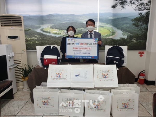 대전 서구(구청장 장종태) 둔산3동 지역사회보장 협의체(위원장 신형식)는 5월 어린이날을 맞아 관내 저소득 초등학생에게 어린이날 선물을 전달했다.(사진=서구청)