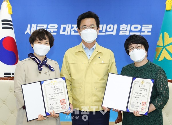 왼쪽 김연숙 충남대병원 교수(대통령 표창), 허태정 대전시장, 윤미옥 충남대병원 수간호사(국무총리 표창)