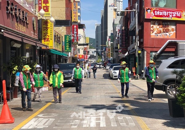 천안시 신안동이 12일 주민예찰단과 함께 외국인 집단이용시설 등에서 방역소독을 실시했다.(사진=천안시)