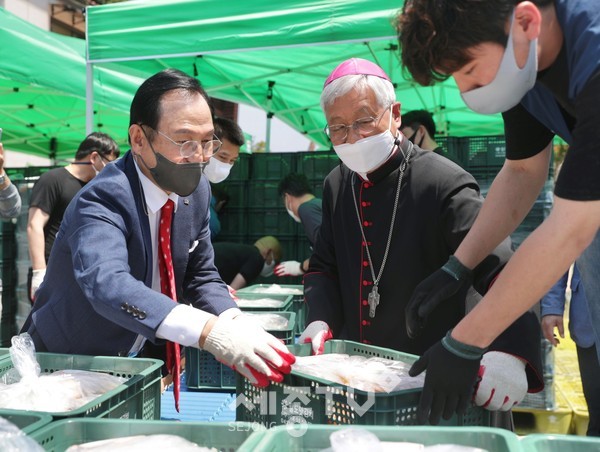 천주교대전교구 사회복지국이 13일 소외된 저소득층을 위해 사랑담은 열무김치(4,00kg 상당)를 천안시에 전달하고 있다.(사진=천안시)
