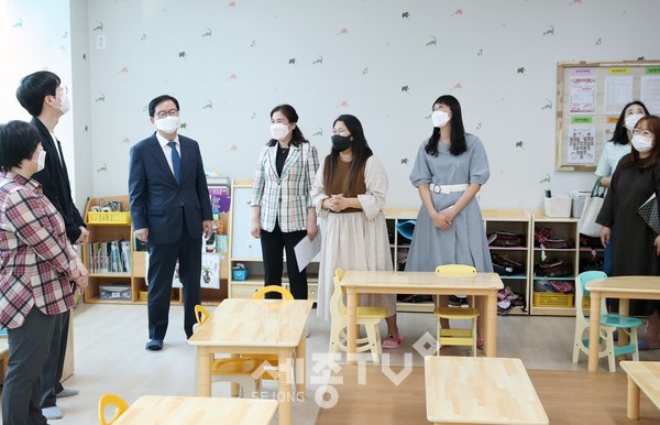 장종태 대전 서구청장은 13일 ‘대전 서구 공공건축물 그린리모델링’ 1호 국공립 관저어린이집을 방문해 개선된 보육 현장을 둘러보면서 코로나19 방역과 보육에 힘쓰고 있는 보육 교직원들을 격려했다.(사진=서구청)