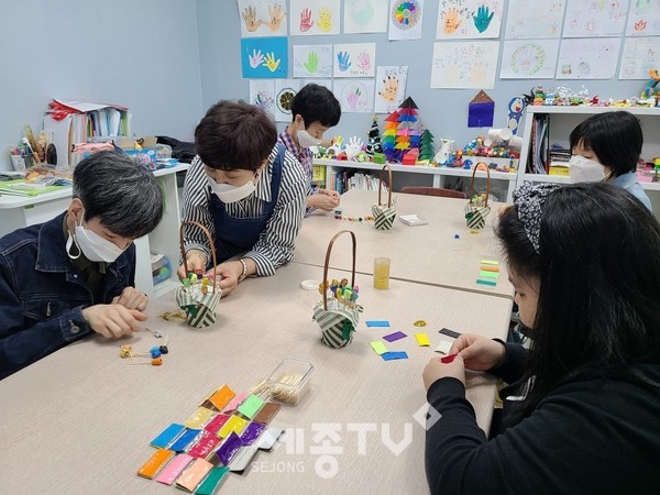 무지개복지공장 주간보호실 이용 장애인들이 심리재활 서비스에 참여하고 있다.