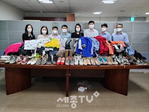 농협은행 충청심사센터 임직원들은 어려운 이웃을 돕고 ESG 경영 실천을 위한 비대면 헌 옷 기부 나눔 캠페인을 실천했다.(사진=농협은행 충남지역본부)