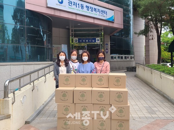 관저1동 행정복지센터는 한밭제일교회 사랑나눔센터로부터 75만 원 상당의 식료품 세트 25개를 기탁받아 관내 저소득 가정에 전달하였다.(사진=서구청)