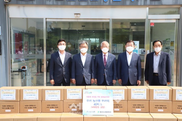 코로나19로 어려움을 겪고 있는 예산관내 취약계층을 위해 충남세종농협 길정섭 본부장(왼쪽 두 번째), (사)대한노인회 예산군지회 박상목 회장(왼쪽 세 번째), 황선봉 예산군수(왼쪽 네 번째) 등과 함께 우리 농산물 꾸러미를 9일 전달했다.