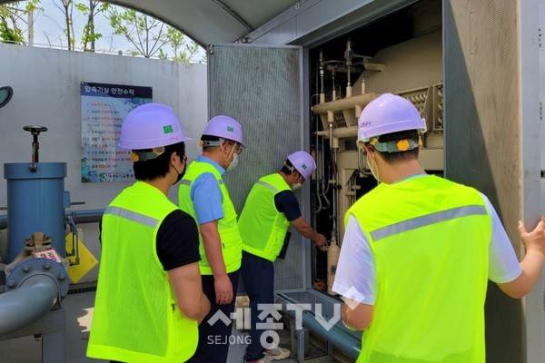 압축기실 - 압축패키지 가스누설점검