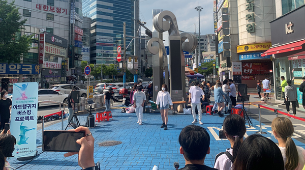 지난 5월 29일 덕천동 젊음의 거리에서 펼쳐진 ‘디크레이션’의 K-pop 댄스 공연 모습