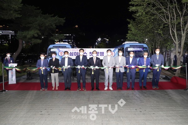 천안시가 15일 천안시청에서 심야버스 운행 개통식을 열고 첫 ‘천안형 심야버스’의 출발을 알렸다.(사진=천안시)