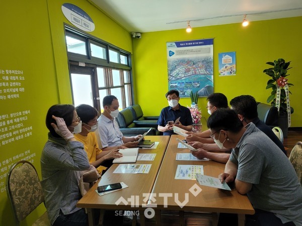 목포시 도시재생 선도지역 1897마을관리 사회적협동조합 견학 모습.(사진=서구청)