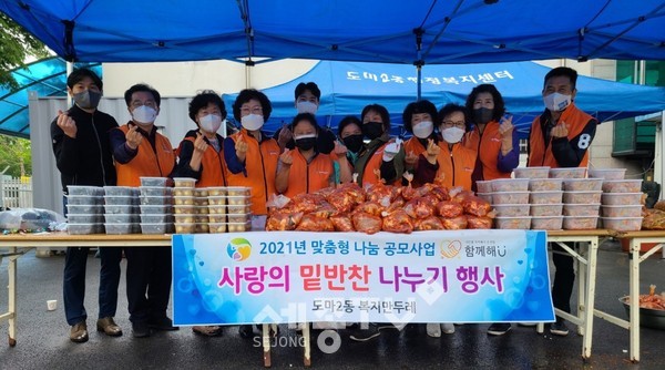 대전 서구 도마2동 복지만두레는 영양 반찬 4종을 손수 조리하여 관내 취약가정 45세대에 전달했다.(사진=서구청)