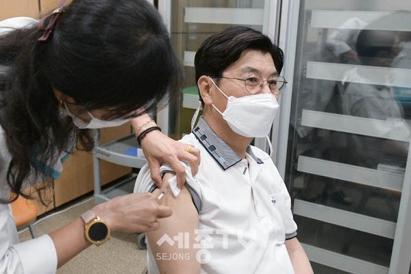 이춘희 세종시장이 코로나19 예방접종을 맞고 있다.(사진=세종시)