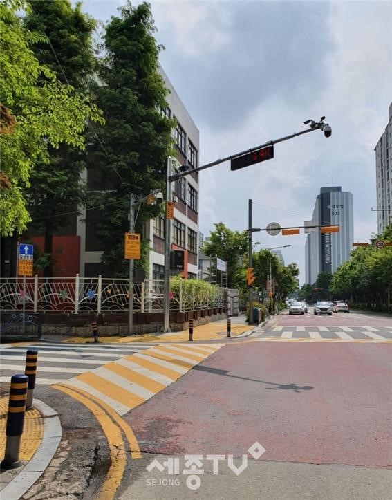 대전 서구(구청장 장종태)는 한밭초등학교 앞 등 관내 18개 어린이보호구역 내 불법 주정차 단속 CCTV를 설치 완료했다.(사진=서구청 제공)