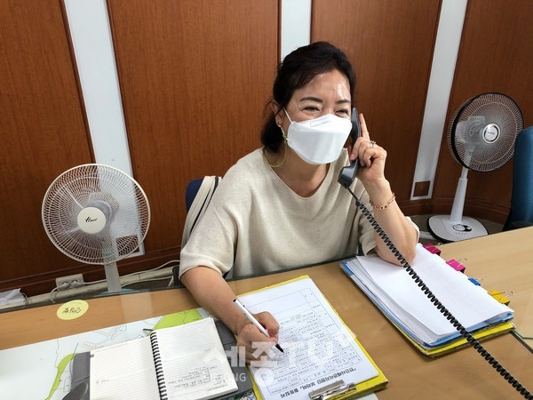 월평1동 명예 사회복지공무원이 관내 취약계층에게 안부전화를 하고 있다.(사진=서구청 제공)