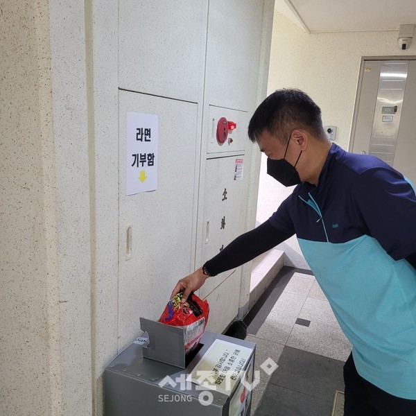 천안시 백석동 브라운스톤아파트 부녀회가 26일 라면과 햇반, 햄 등이 담긴 총 50박스의 부식 상자를 취약계층 아동에 전달해 달라며 백석동에 기부했다.(사진=천안시 제공)