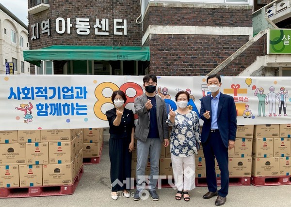 김정길 복지위생국장 등 행사 참여자들이 기념사진을 촬영하고 있다.