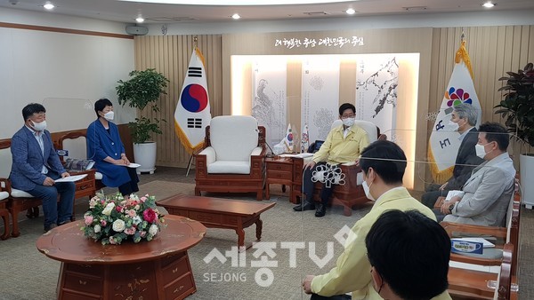 충청남도의회 금강특위 위원들이 금강하구 생태복원을 위한 4대 정책방향의 필요성을 양승조 도지사에게 설명하고 있다.(사진=충남도의회 제공)