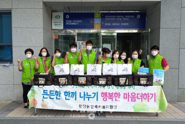 천안시 불당동 행복키움지원단이 10일 지역 내 홀몸노인 및 저소득가정에 밑반찬을 전달했다.(사진=천안시 제공)