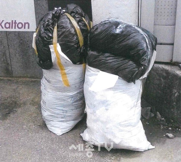 최근 본래 종량제봉투 묶음선 위로 쓰레기를 테이프로 덧붙여 배출한 쓰레기 과잉투입 사례.(사진=부천시 제공)