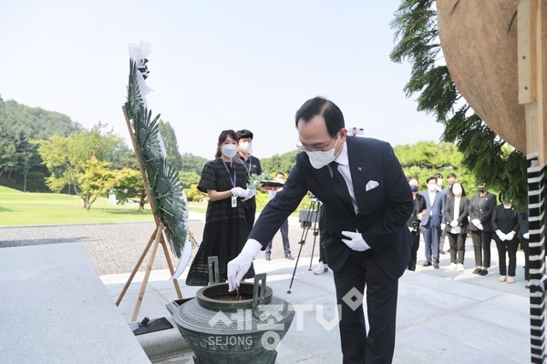 천안시와 천안시여성단체협의회가 11일 일본군 위안부 피해자 기림의 날(14일)을 맞아 국립망향의동산에서 기림의 날 기념참배 행사를 열어 박상돈 천안시장이 추모 및 헌화로 고인의 넋을 기리고 있다.(사진=천안시 제공)
