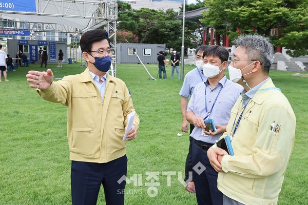 허태정 시장, 대전시청광장 임시선별검사소 현장 점검.