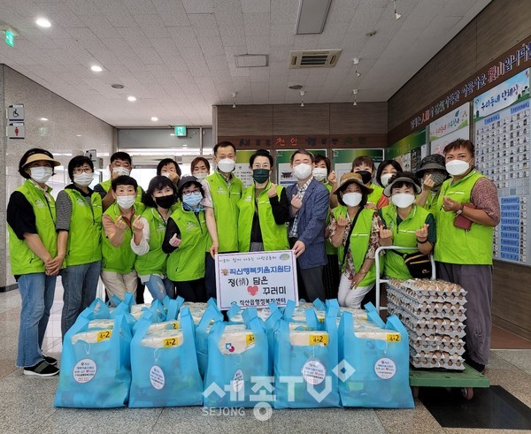 천안시 직산읍 행복키움지원단이 18일 지역 내 저소득 취약가구에게 가정에서 식료품으로 구성된 정(情)담은 꾸러미를 전달했다.(사진=천안시 제공)