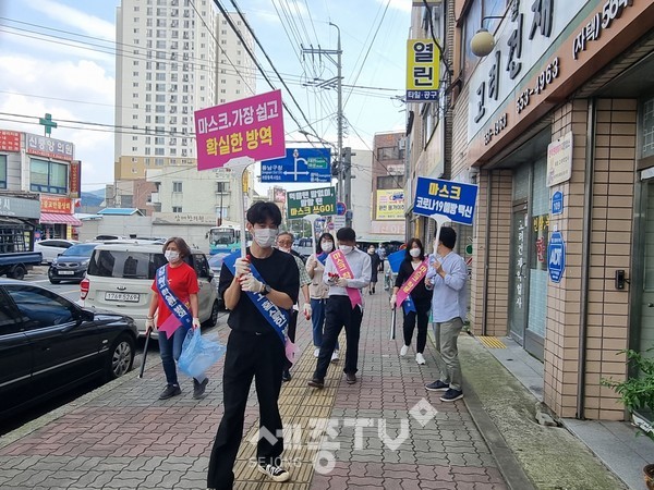 천안시 중앙동 주민자치위원회가 추석을 맞아 쾌적한 환경을 제공하고자 10일 대청소를 실시했다.(사진=천안시 제공)