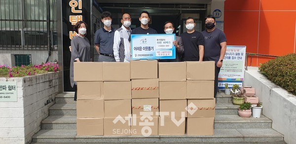 (왼쪽부터)은행‧선화동 사무장, 운동부총감독, 육상감독, 수영감독, 은행‧선화동장, 공단관계자, 탁구감독(사진=대전시설관리공단 제공)