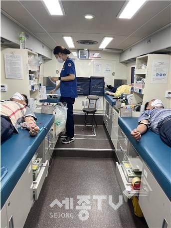6일 오전 대전시청 북문앞 헌혈버스에서 시 공무원들이 헌혈을 하고 있다.(사진=대전시 제공)