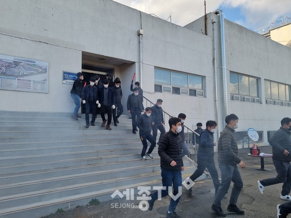 공단 직원들이 가스폭발에 대비한 소방훈련을 하고 있다.(사진제공=대전시설관리공단)