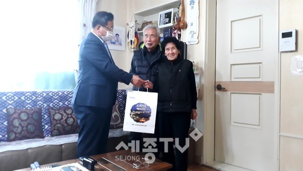 천안시 신안동 이영우 동장이 22일 독립유공자 유족 가구를 방문해 위문품 등을 전달하고 감사의 마음을 전하고 있다.(사진=천안시청 제공)