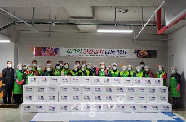 천안시 봉명동 행복키움지원단이 30일 지역 내 어려운 이웃을 위해 사랑의 김장나누기 행사를 진행했다.(사진=천안시청 제공)