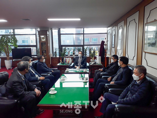 시 관계자들이 2022년 찾아가는 중소기업 지원시책 설명회의 일환으로 부천상공회의소를 방문하고 있다.