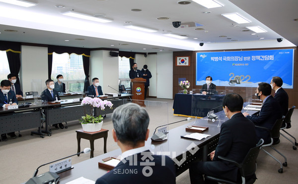 대전 서구(구청장 장종태)는 지난 10일 구청 장태산실에서 박병석 국회의장과 정책간담회를 개최하여 지역 주요 현안에 대해 논의했다.