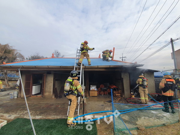 지난 15일 세종특별자치시 연기면 보통리의 한 단독주택 창고에서 화재가 발생한 가운데 소방관들이 화재를 진압하고 있다. 당시 119종합상활실 노수남 소방장은 119신고자에게 영상통화로 화재 발생 장소 인근 비상소화장치 위치를 안내해 큰 화재를 막을 수 있었다.