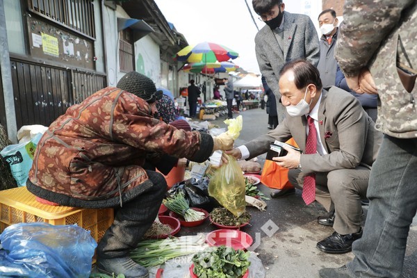 박상돈 천안시장이 설 명절을 맞아 26일 성환이화시장 등 전통시장에서 장보기를 펼치고 있다.