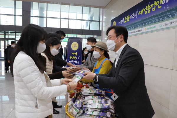 이종욱 충남세종농협본부장(오른쪽 앞), 김부옥 농가주부모임 충남세종연합회장(가운데), 이기범 농협충남세종노조위원장(뒤)이 정월대보름을 맞아 오곡밥용 혼합잡곡을 나누어 주고 있다.