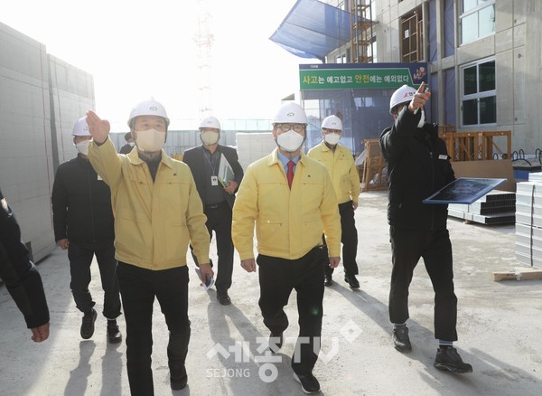18일 박상돈 시장이 노태근린공원 민간공원 조성지와 부성지구 행복주택 건설현장을 찾아 추진상황을 직접 살펴보고 현장 안전점검을 실시했다.