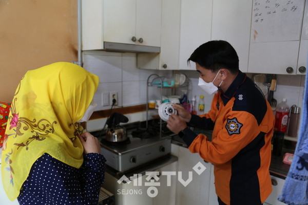 주택용 화재감지기 설명하는 성환119안전센터장.